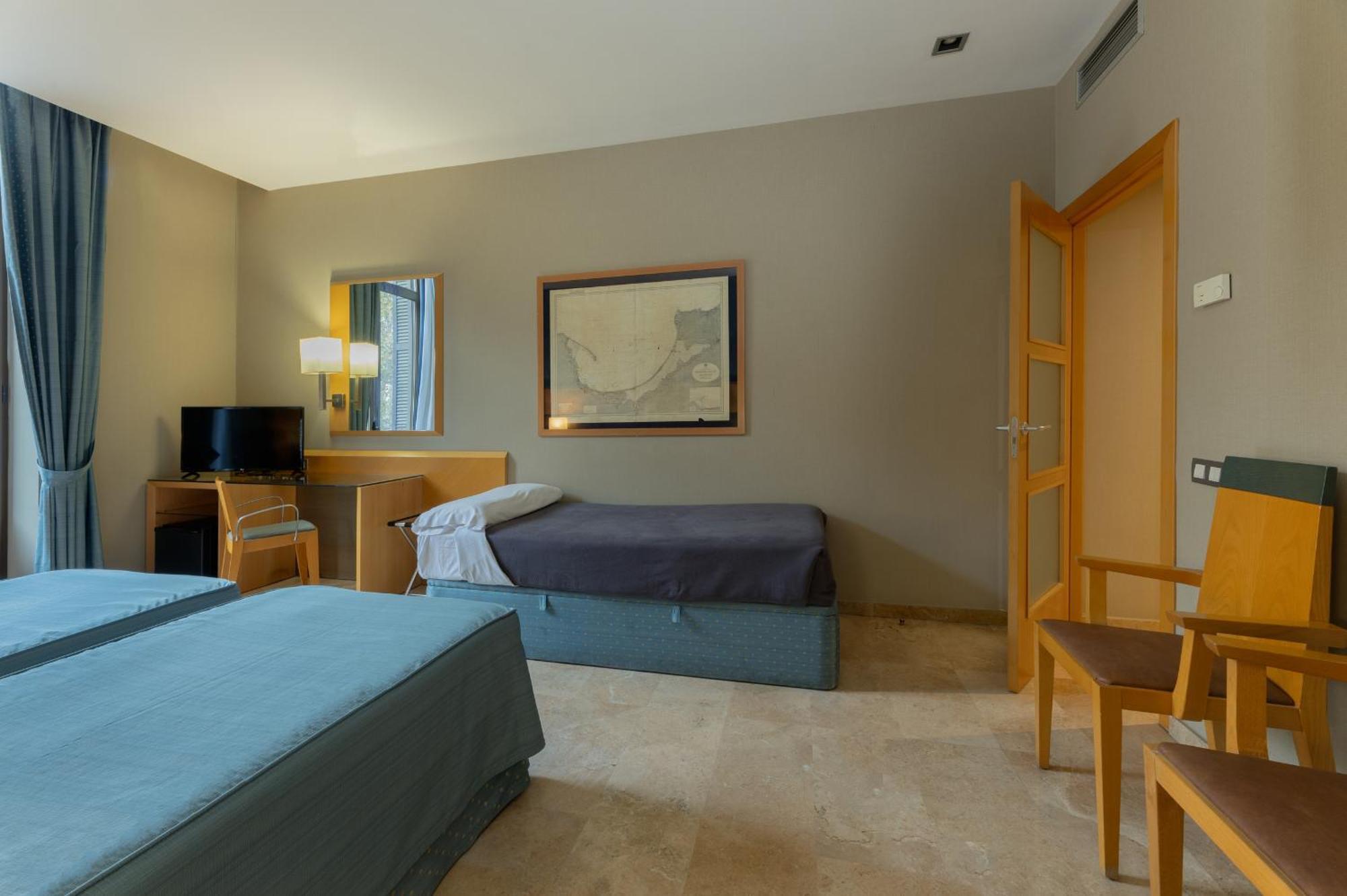 Camera Matrimoniale con Letto Supplementare e Balcone